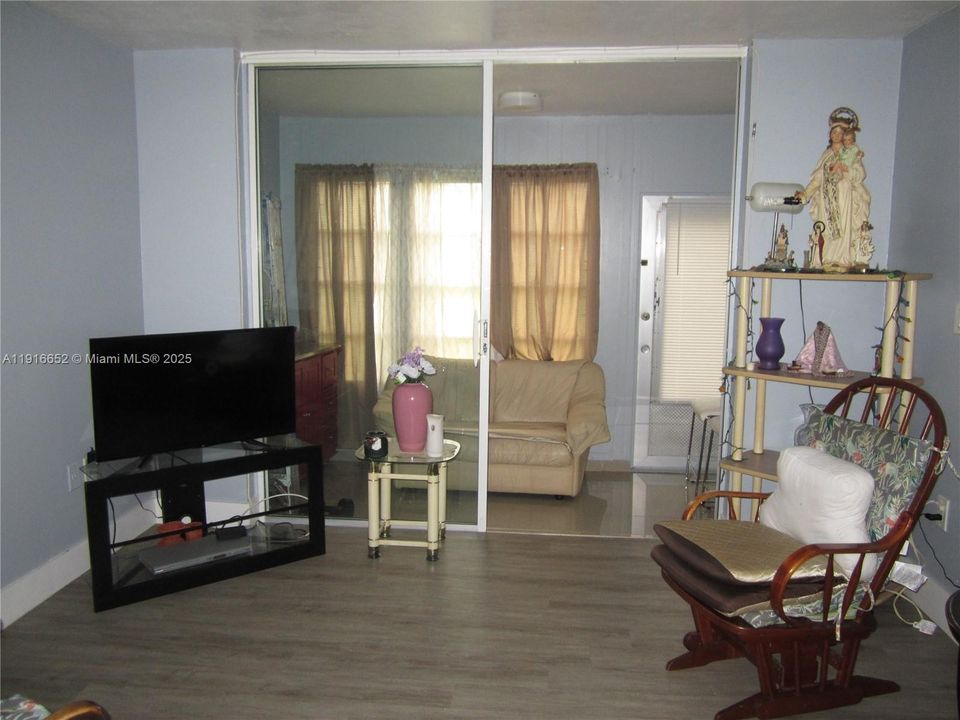 Activo con contrato: $54,999 (1 camas, 1 baños, 640 Pies cuadrados)