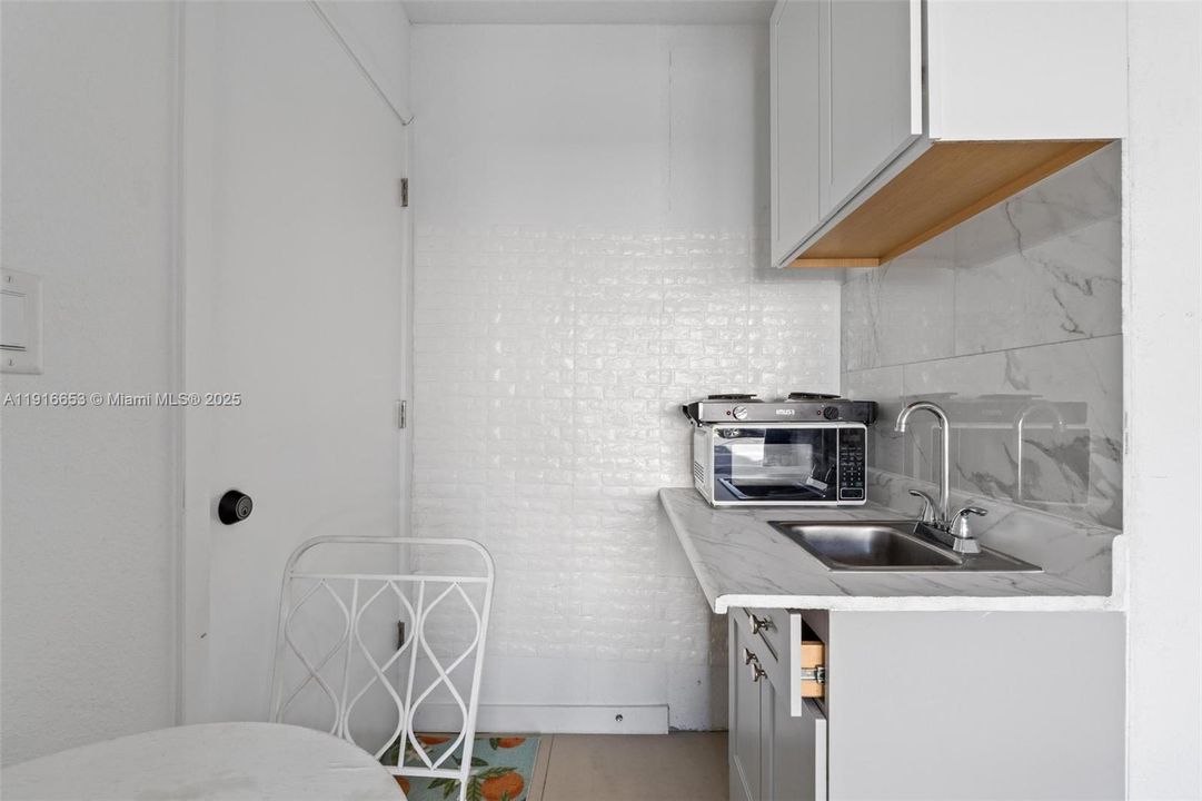 For Rent: $945 (1 beds, 1 baths, 156 Square Feet)