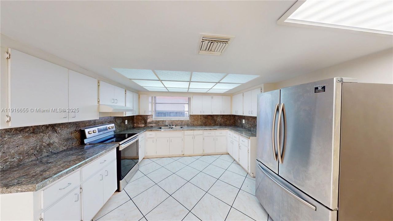 Под контрактом: $3,000 (3 спален, 2 ванн, 2791 Квадратных фут)