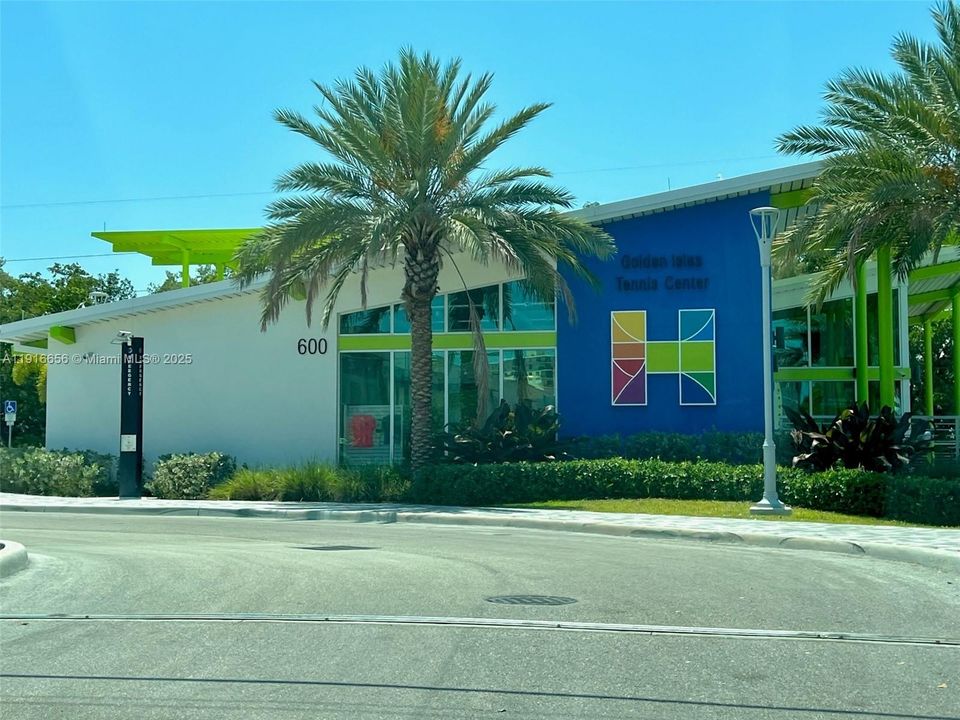 Active With Contract: $1,600 (1 beds, 1 baths, 700 Square Feet)