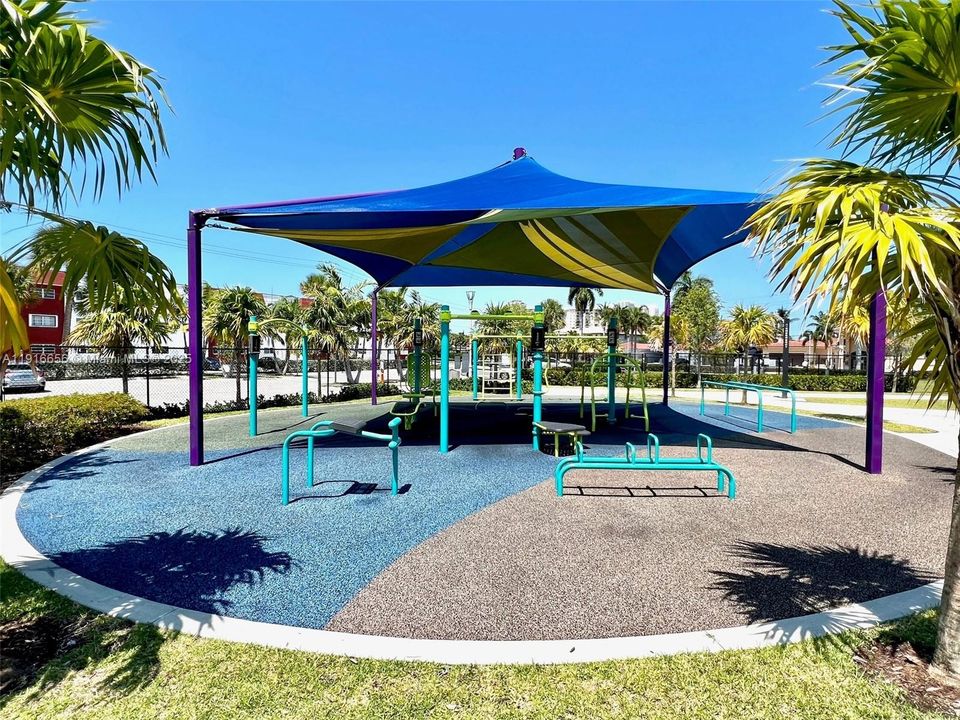 Active With Contract: $1,600 (1 beds, 1 baths, 700 Square Feet)