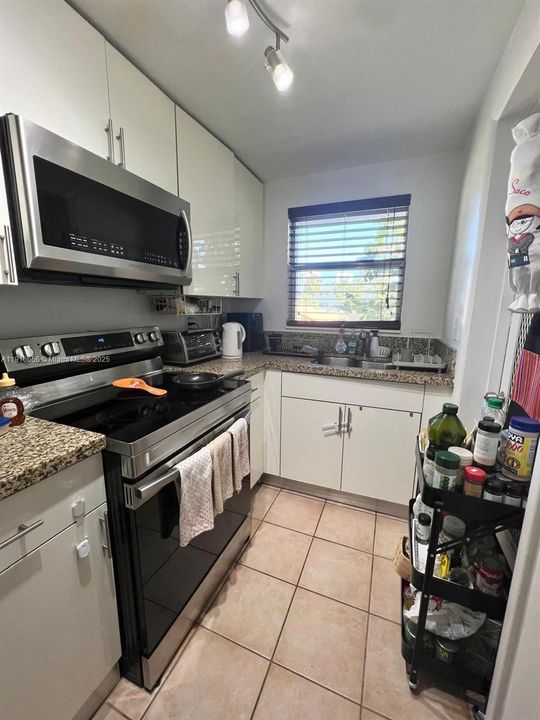 Active With Contract: $1,600 (1 beds, 1 baths, 700 Square Feet)