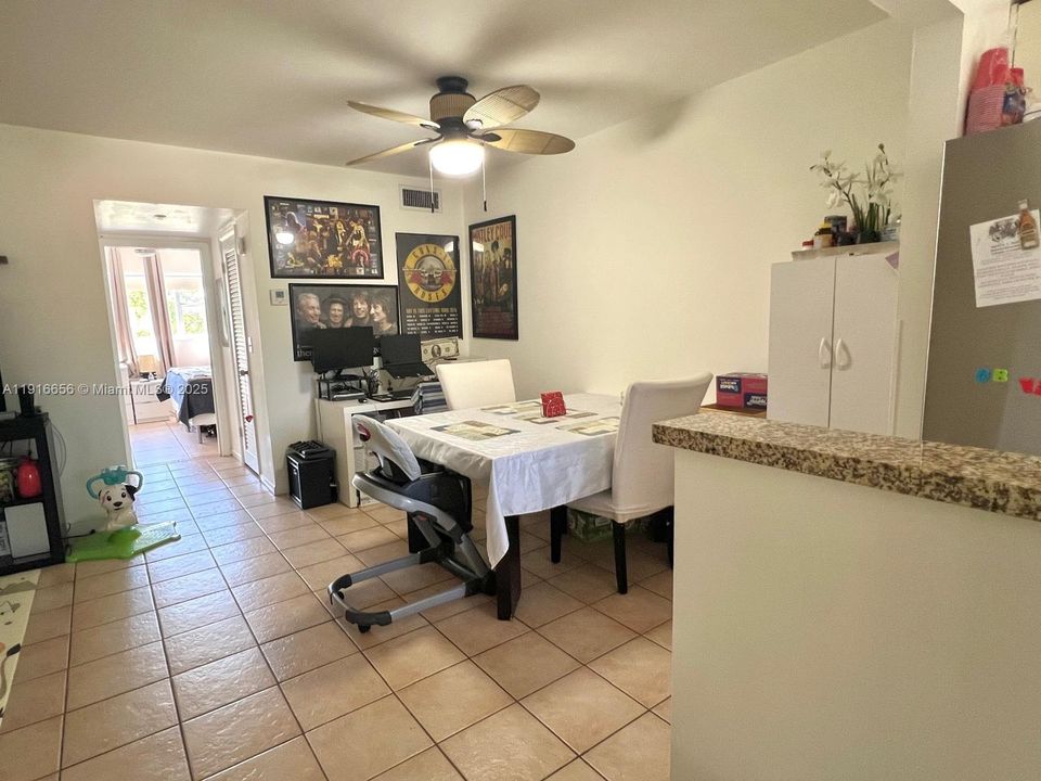 Active With Contract: $1,600 (1 beds, 1 baths, 700 Square Feet)