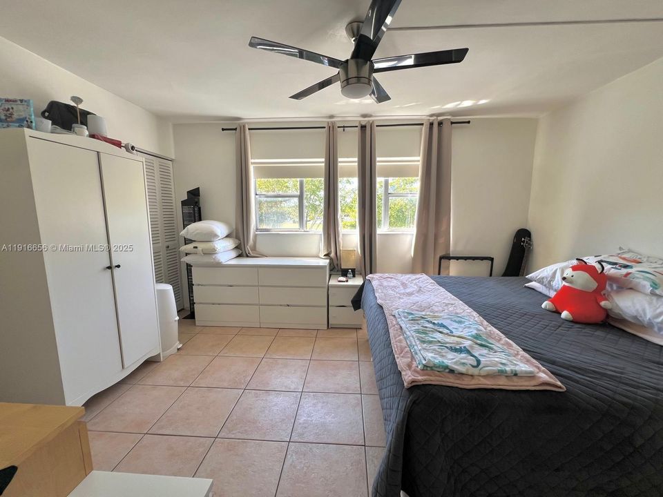 Active With Contract: $1,600 (1 beds, 1 baths, 700 Square Feet)