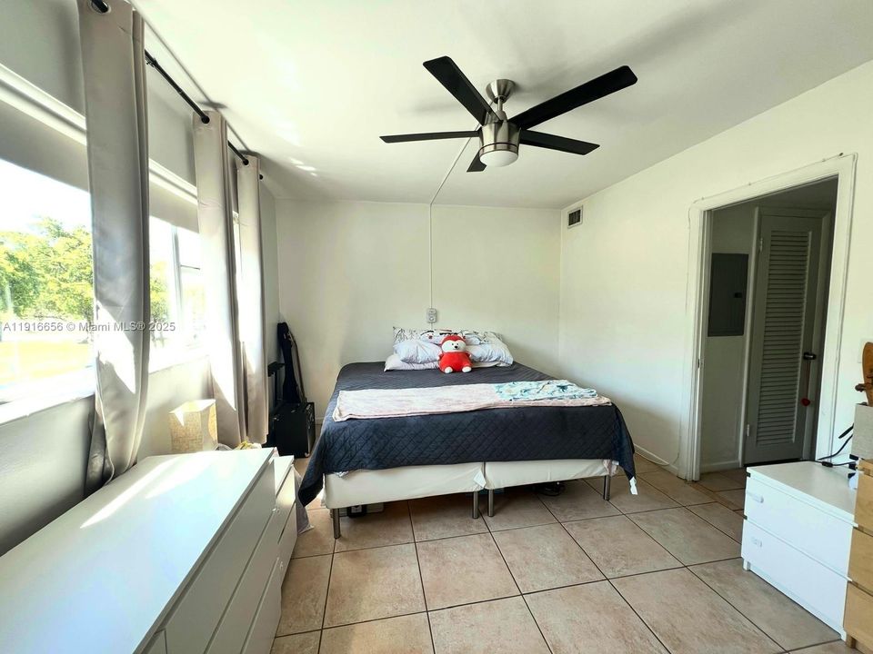 Active With Contract: $1,600 (1 beds, 1 baths, 700 Square Feet)