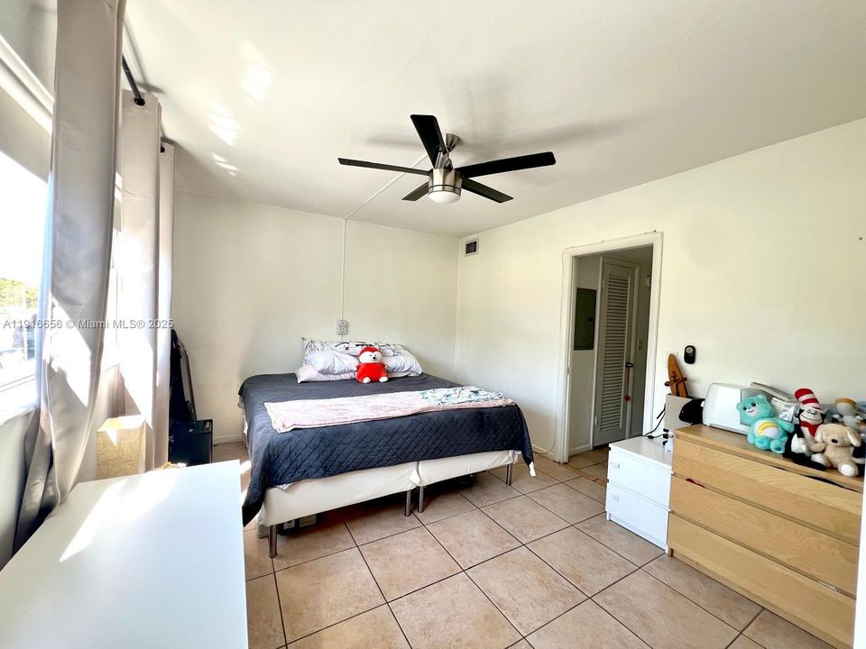 Active With Contract: $1,600 (1 beds, 1 baths, 700 Square Feet)