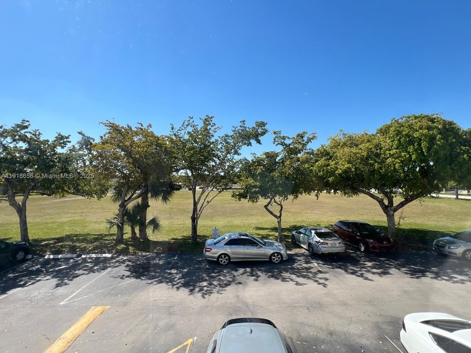 Active With Contract: $1,600 (1 beds, 1 baths, 700 Square Feet)