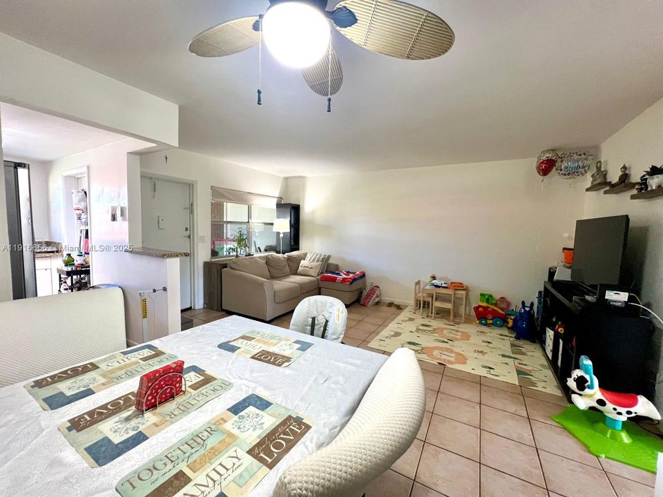 Active With Contract: $1,600 (1 beds, 1 baths, 700 Square Feet)