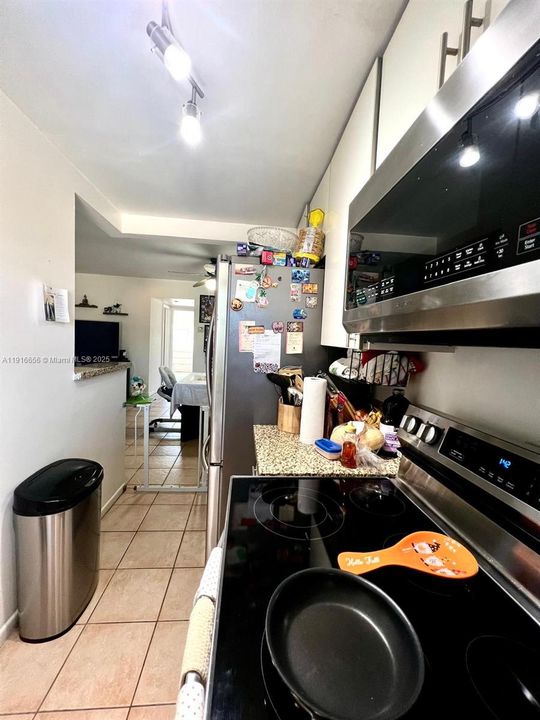 Active With Contract: $1,600 (1 beds, 1 baths, 700 Square Feet)