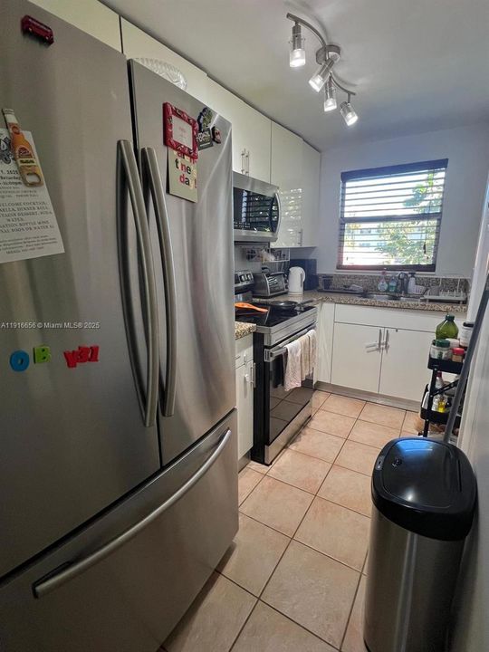 Active With Contract: $1,600 (1 beds, 1 baths, 700 Square Feet)