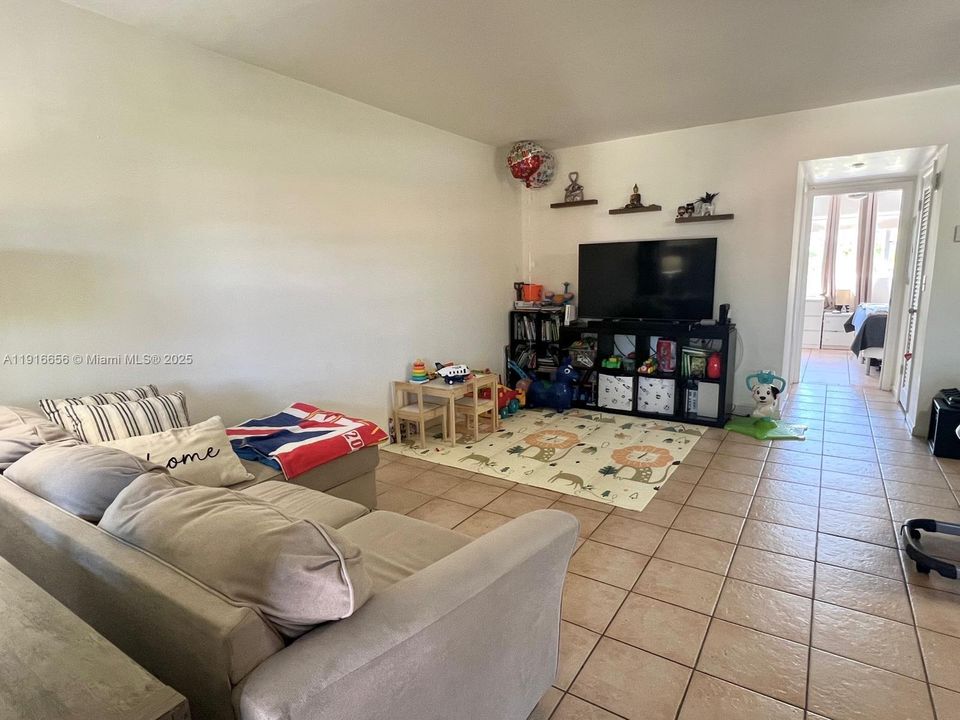 Active With Contract: $1,600 (1 beds, 1 baths, 700 Square Feet)
