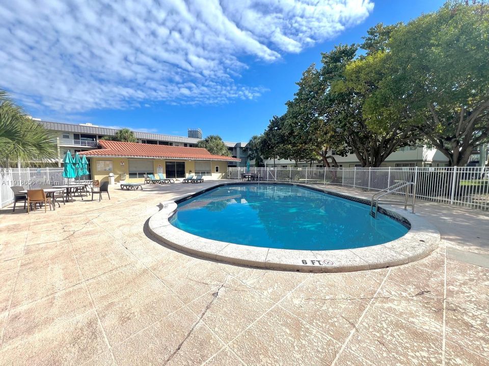 Active With Contract: $1,600 (1 beds, 1 baths, 700 Square Feet)