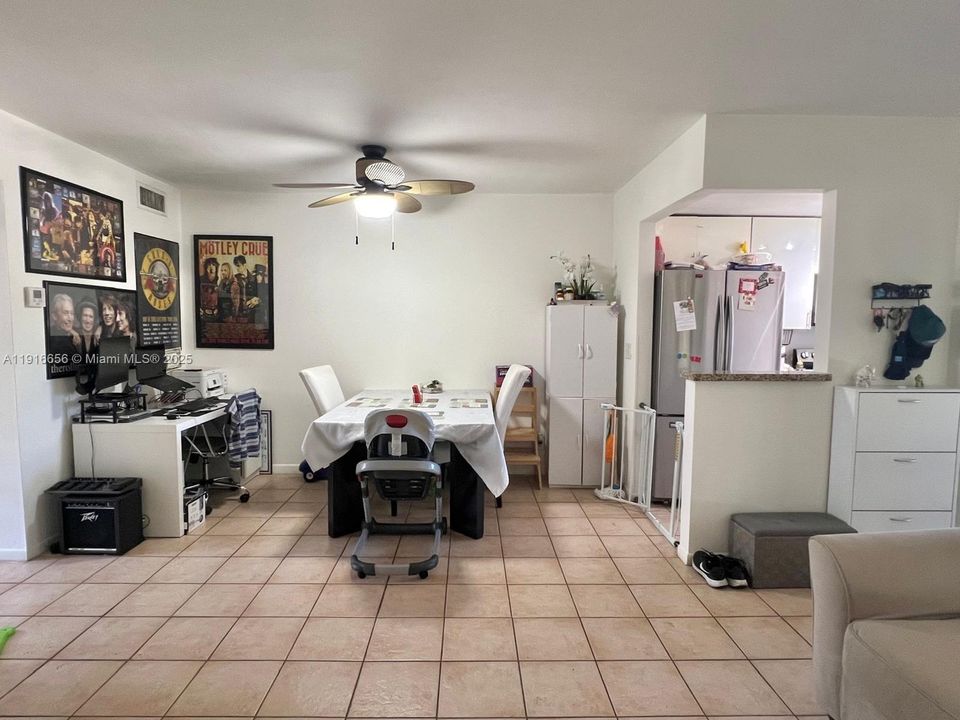 Active With Contract: $1,600 (1 beds, 1 baths, 700 Square Feet)