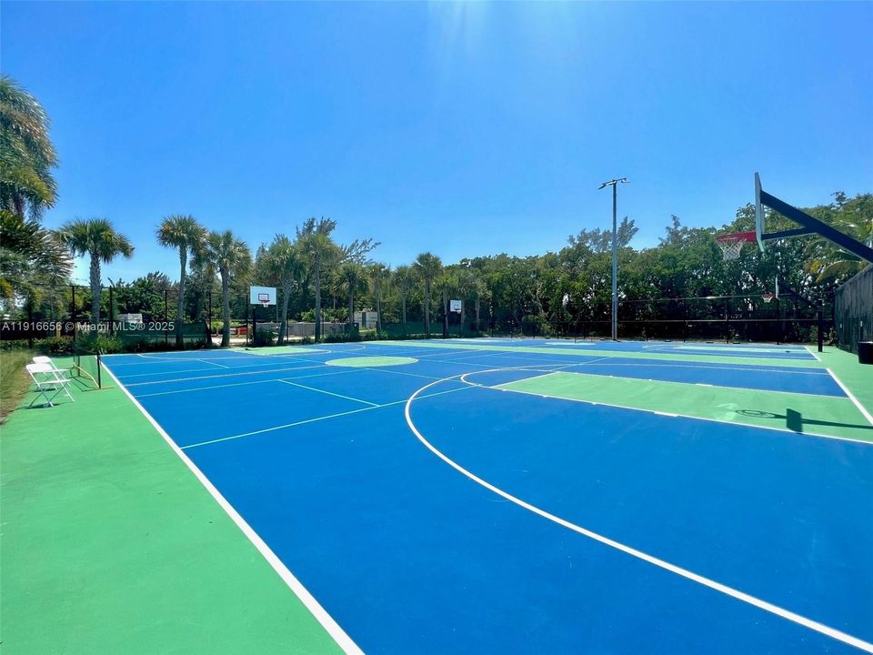 Active With Contract: $1,600 (1 beds, 1 baths, 700 Square Feet)