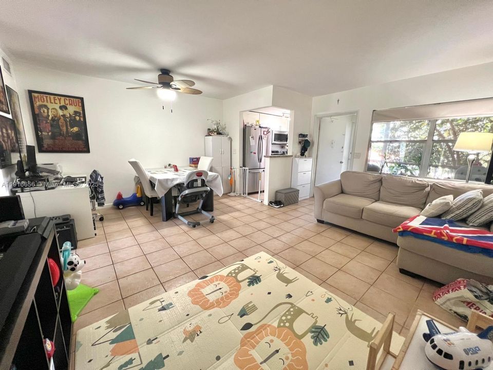 Active With Contract: $1,600 (1 beds, 1 baths, 700 Square Feet)