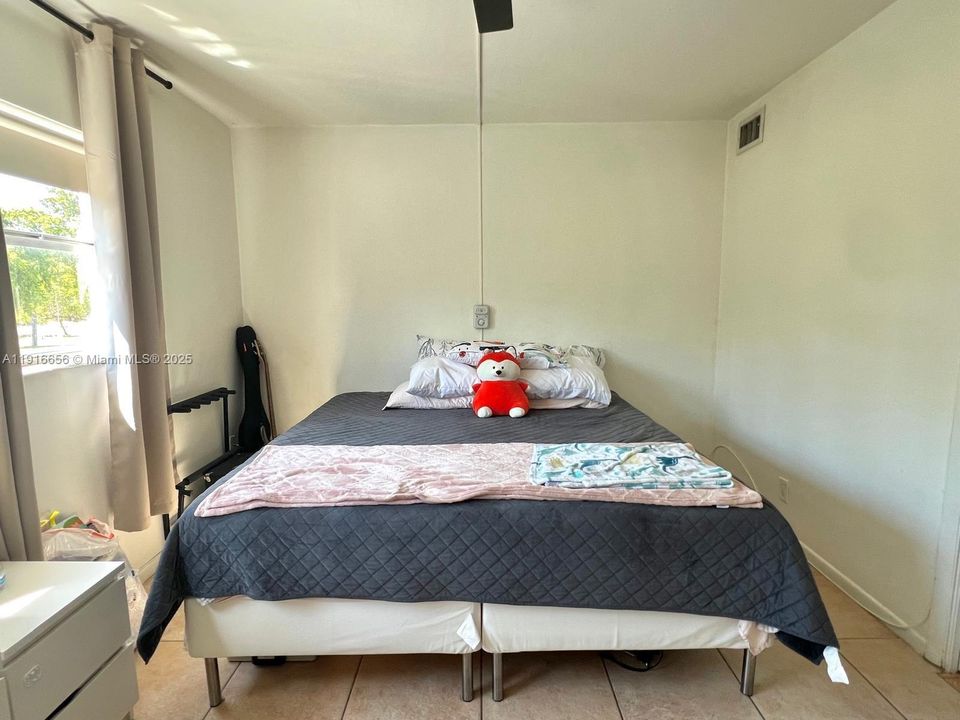 Active With Contract: $1,600 (1 beds, 1 baths, 700 Square Feet)