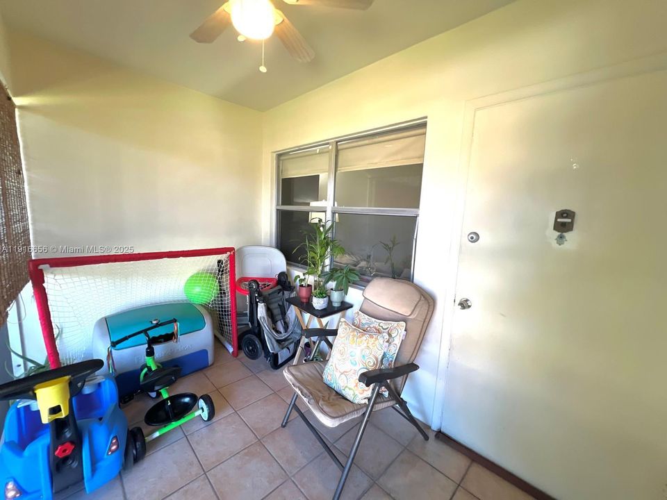 Active With Contract: $1,600 (1 beds, 1 baths, 700 Square Feet)