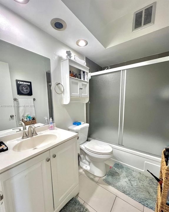 Active With Contract: $1,600 (1 beds, 1 baths, 700 Square Feet)