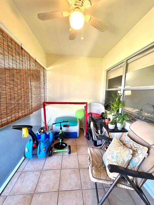 Active With Contract: $1,600 (1 beds, 1 baths, 700 Square Feet)
