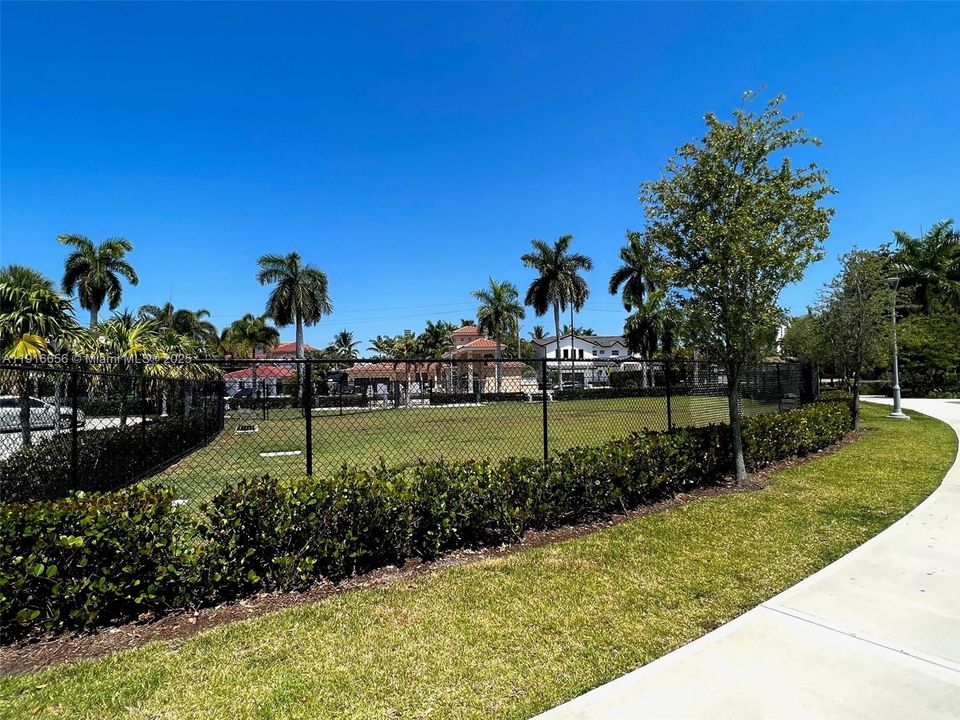 Active With Contract: $1,600 (1 beds, 1 baths, 700 Square Feet)