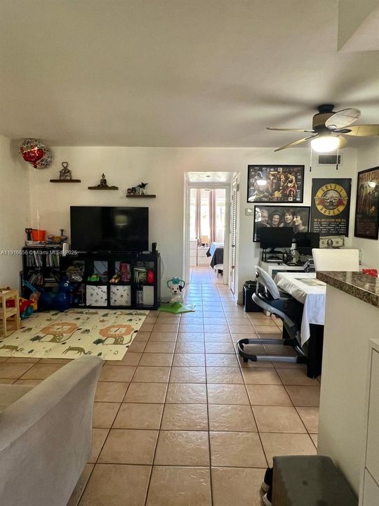 Active With Contract: $1,600 (1 beds, 1 baths, 700 Square Feet)