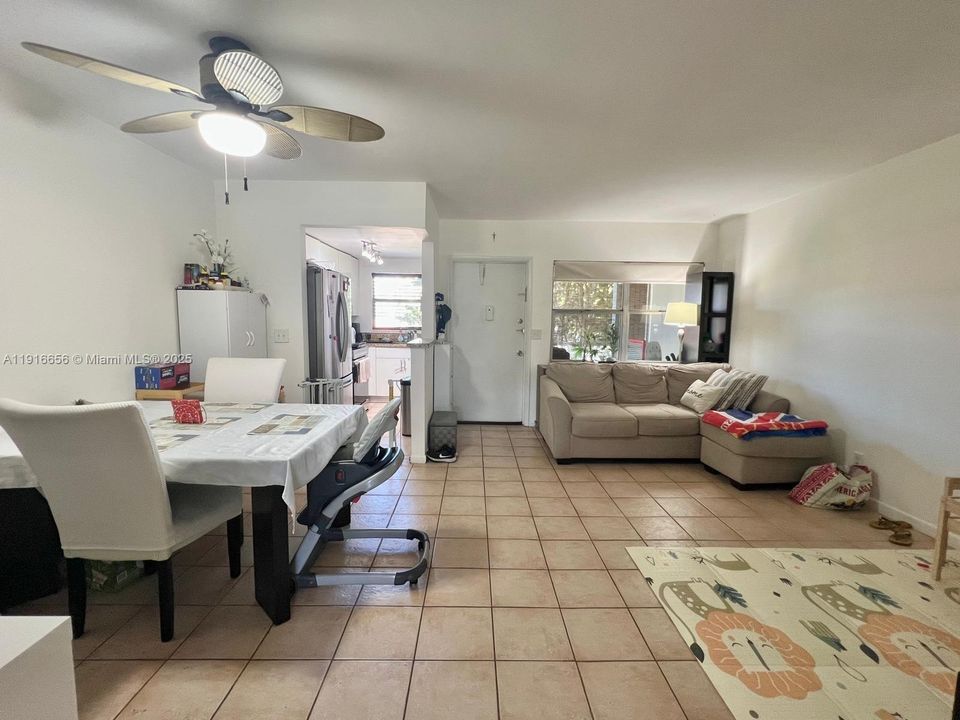 Active With Contract: $1,600 (1 beds, 1 baths, 700 Square Feet)