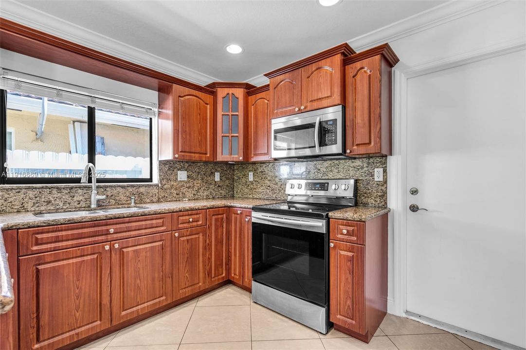 Active With Contract: $3,500 (3 beds, 2 baths, 1479 Square Feet)