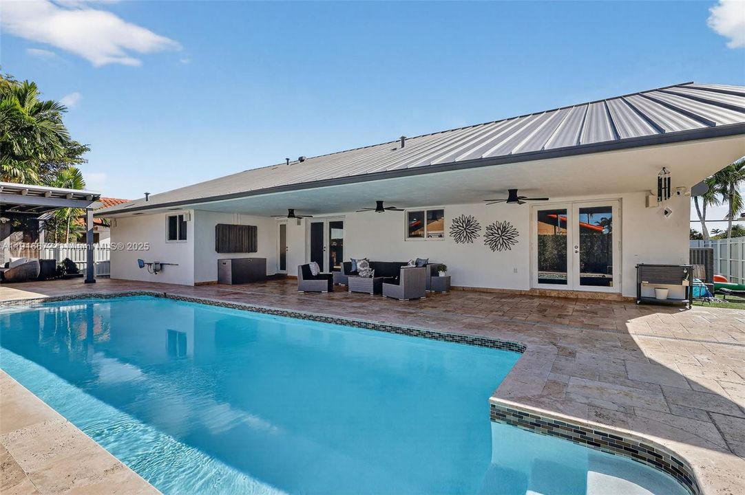 Под контрактом: $1,095,000 (4 спален, 2 ванн, 2120 Квадратных фут)