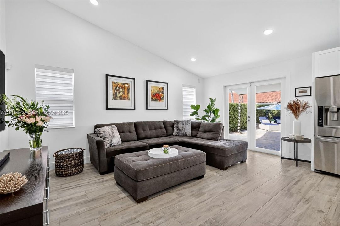 Под контрактом: $1,095,000 (4 спален, 2 ванн, 2120 Квадратных фут)