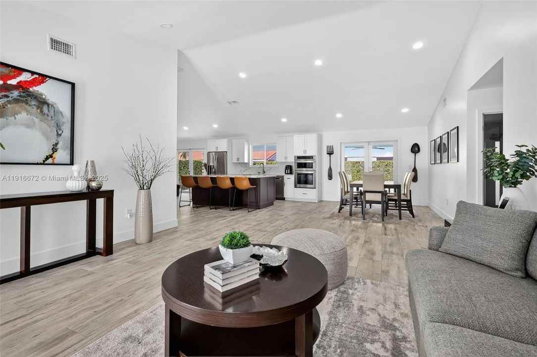 Под контрактом: $1,095,000 (4 спален, 2 ванн, 2120 Квадратных фут)