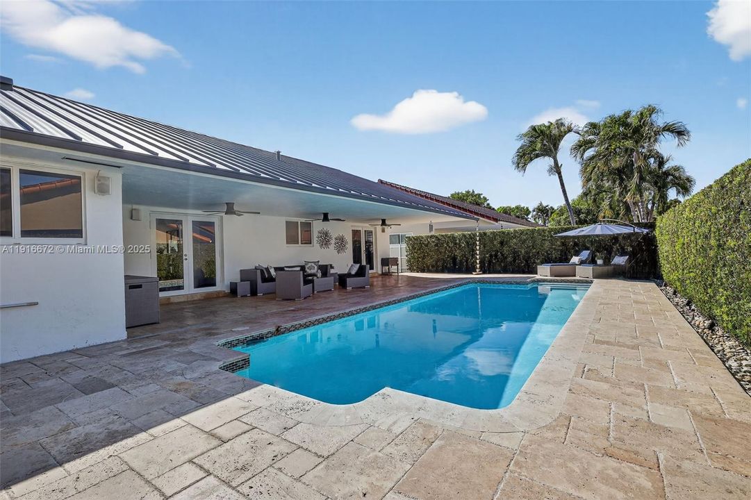 Под контрактом: $1,095,000 (4 спален, 2 ванн, 2120 Квадратных фут)