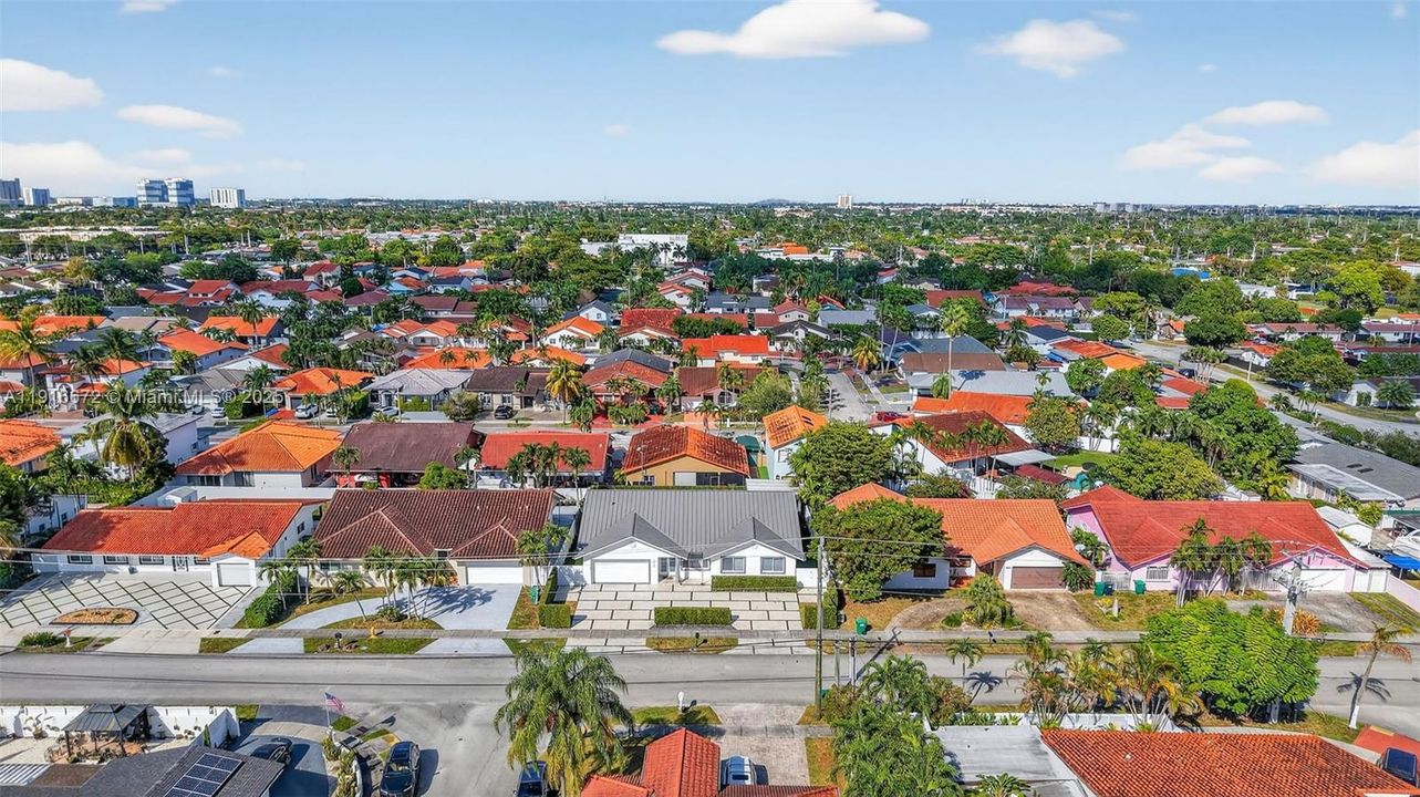 Под контрактом: $1,095,000 (4 спален, 2 ванн, 2120 Квадратных фут)