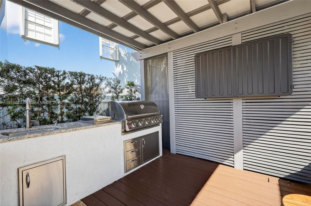 Под контрактом: $1,095,000 (4 спален, 2 ванн, 2120 Квадратных фут)