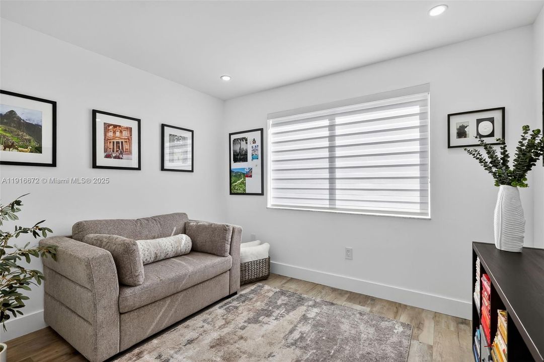 Под контрактом: $1,095,000 (4 спален, 2 ванн, 2120 Квадратных фут)