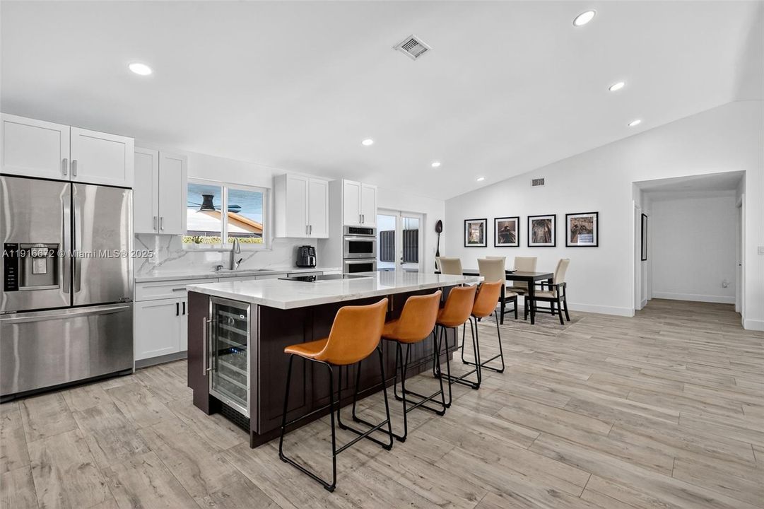 Под контрактом: $1,095,000 (4 спален, 2 ванн, 2120 Квадратных фут)