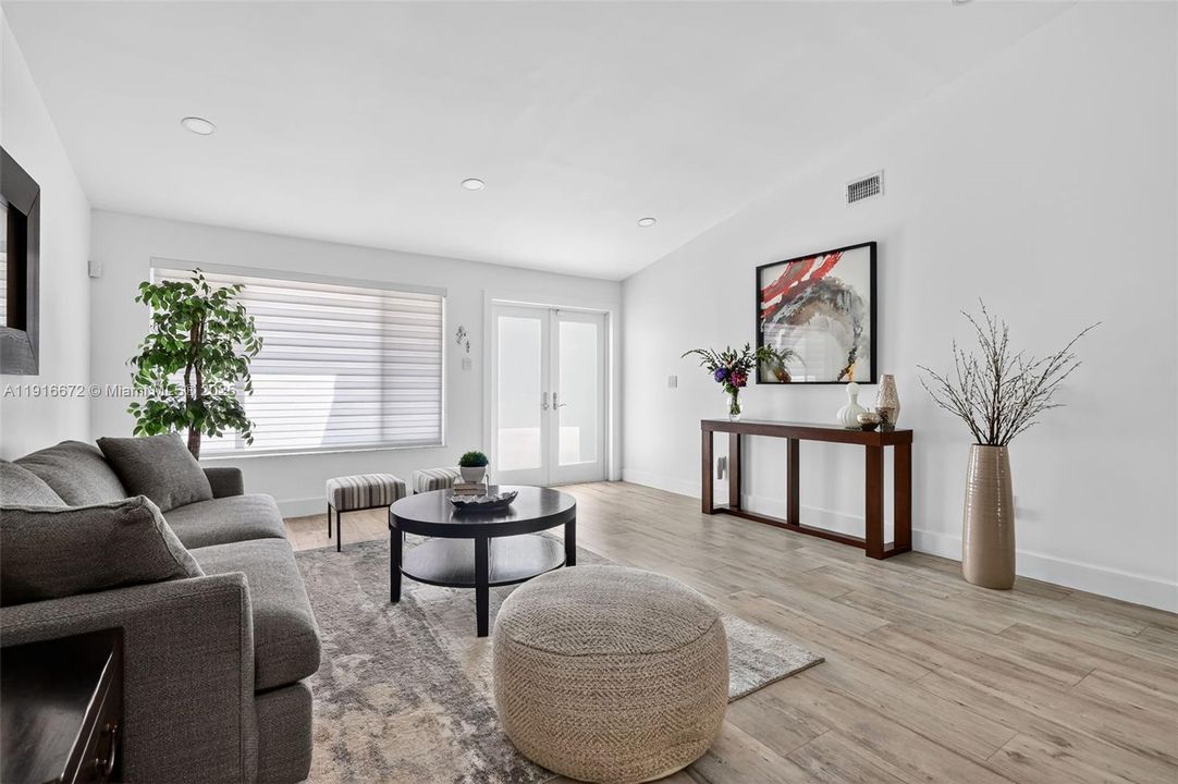 Под контрактом: $1,095,000 (4 спален, 2 ванн, 2120 Квадратных фут)