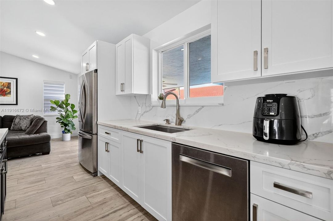 Под контрактом: $1,095,000 (4 спален, 2 ванн, 2120 Квадратных фут)