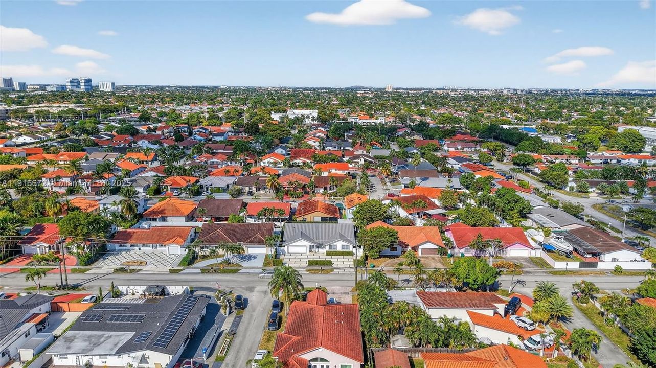 Под контрактом: $1,095,000 (4 спален, 2 ванн, 2120 Квадратных фут)