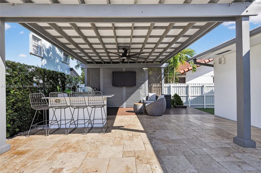 Под контрактом: $1,095,000 (4 спален, 2 ванн, 2120 Квадратных фут)