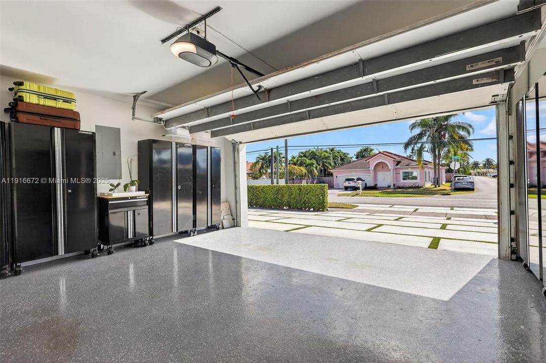 Под контрактом: $1,095,000 (4 спален, 2 ванн, 2120 Квадратных фут)