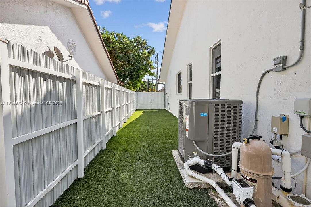 Под контрактом: $1,095,000 (4 спален, 2 ванн, 2120 Квадратных фут)