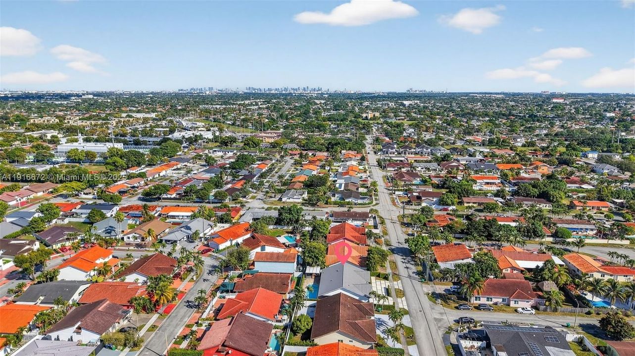 Под контрактом: $1,095,000 (4 спален, 2 ванн, 2120 Квадратных фут)