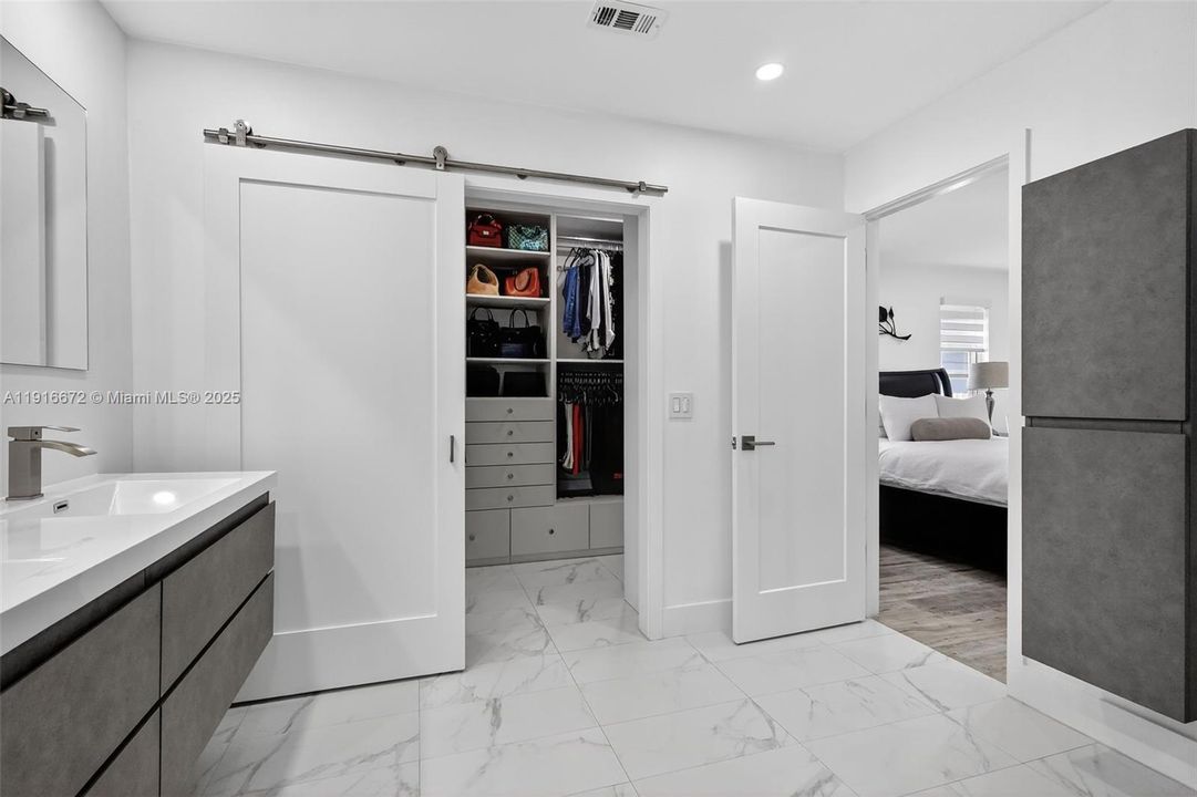 Под контрактом: $1,095,000 (4 спален, 2 ванн, 2120 Квадратных фут)