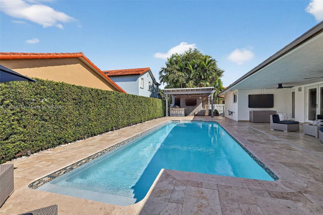 Под контрактом: $1,095,000 (4 спален, 2 ванн, 2120 Квадратных фут)