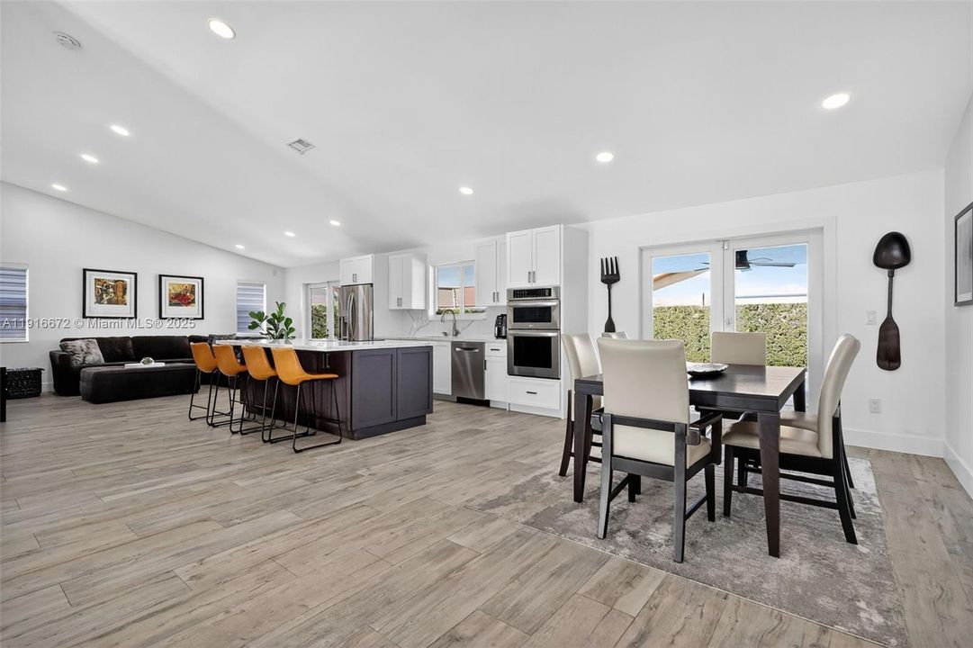 Под контрактом: $1,095,000 (4 спален, 2 ванн, 2120 Квадратных фут)