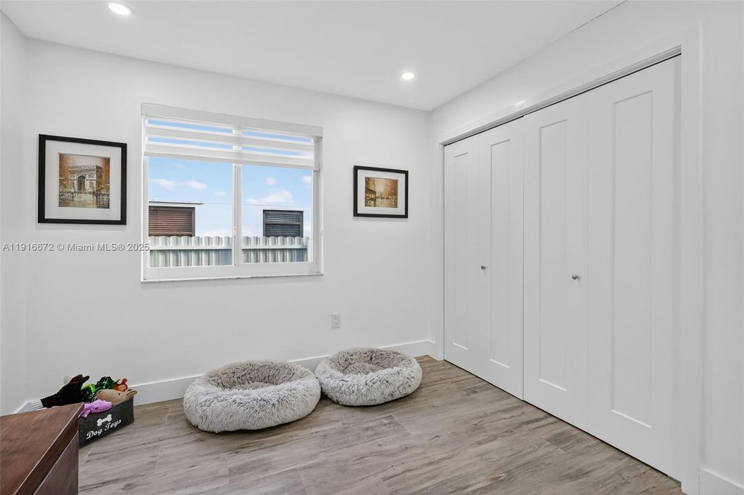 Под контрактом: $1,095,000 (4 спален, 2 ванн, 2120 Квадратных фут)