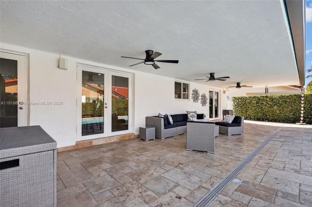 Под контрактом: $1,095,000 (4 спален, 2 ванн, 2120 Квадратных фут)