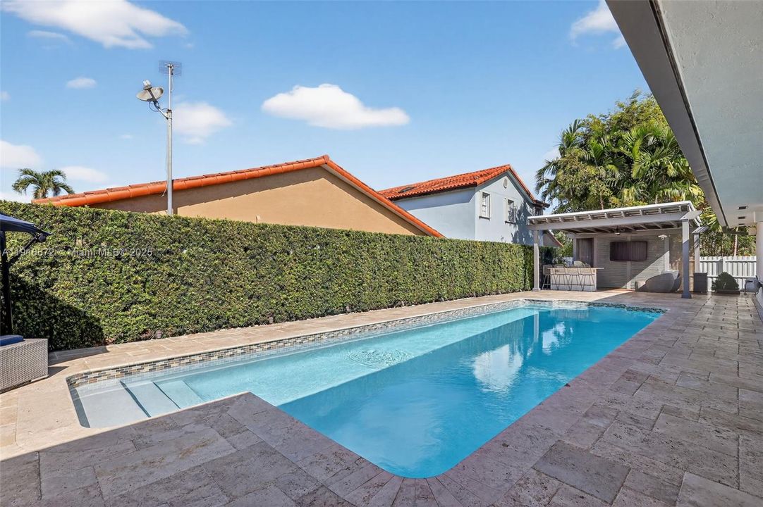 Под контрактом: $1,095,000 (4 спален, 2 ванн, 2120 Квадратных фут)