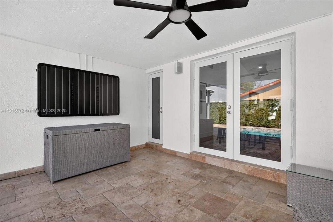 Под контрактом: $1,095,000 (4 спален, 2 ванн, 2120 Квадратных фут)