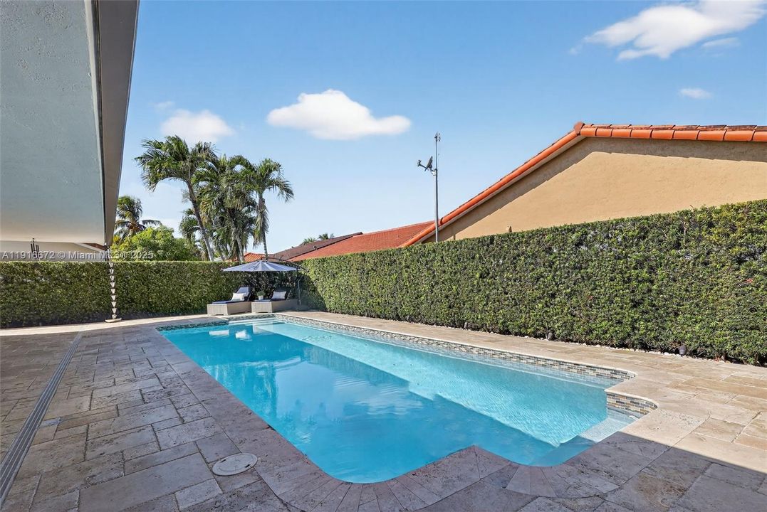 Под контрактом: $1,095,000 (4 спален, 2 ванн, 2120 Квадратных фут)